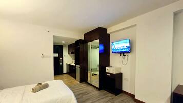 1 bedroom, desk, iron/ironing board, WiFi (free)