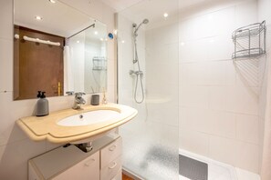 Shower, hair dryer, towels - One haven with stunning views (Alcabideche)