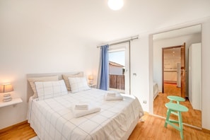 1 slaapkamer, een strijkplank/strijkijzer, internet, beddengoed