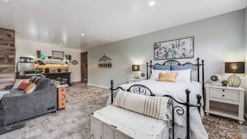 1 slaapkamer, een bureau, een strijkplank/strijkijzer, wifi