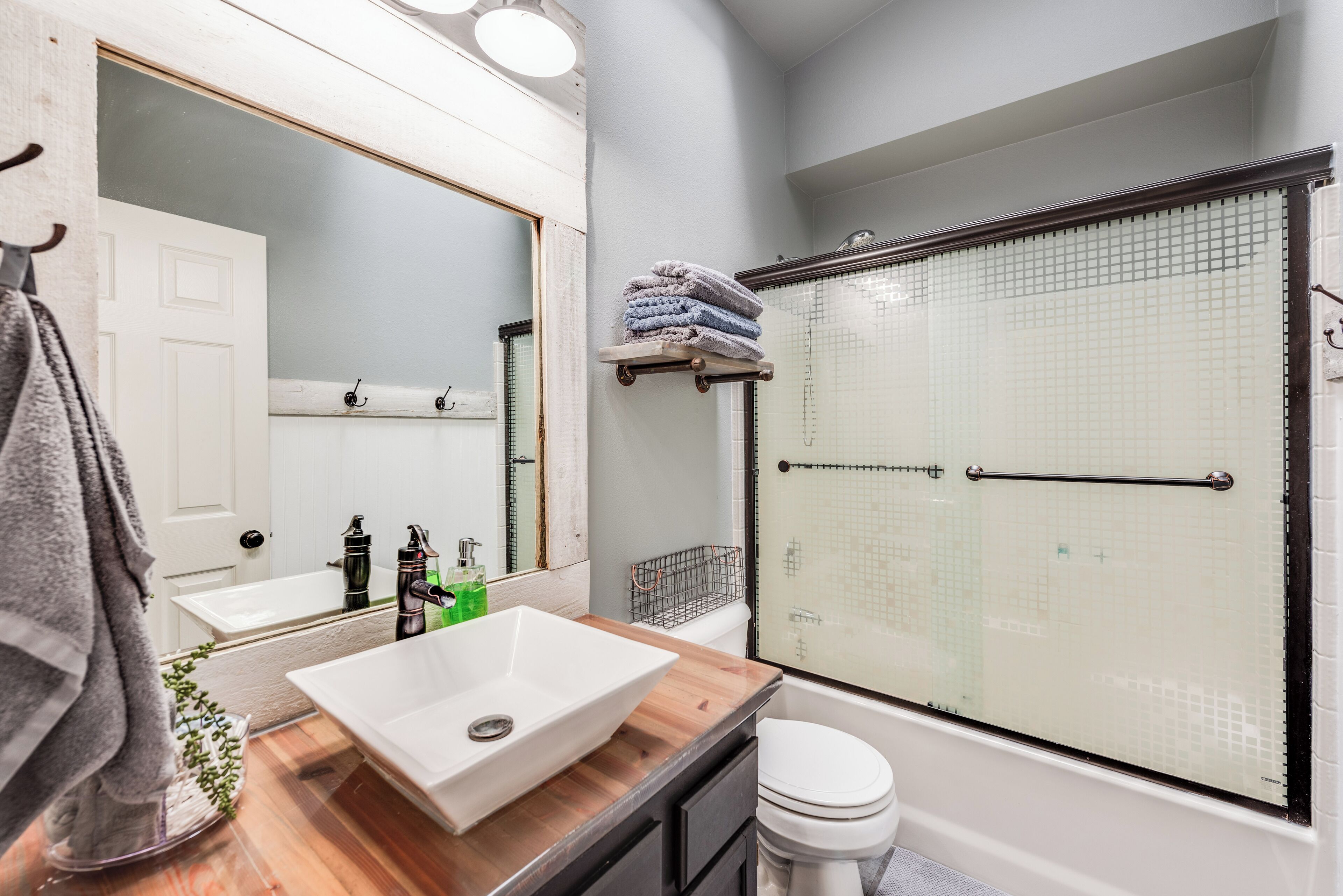 吹风机、毛巾、肥皂、洗发水