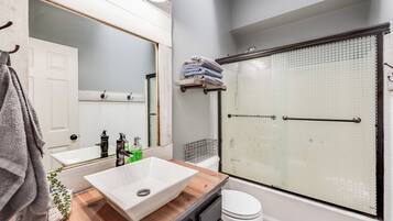 Een haardroger, handdoeken, zeep, shampoo