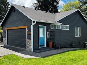 Exterior detail - Welcoming Guest Suite in Snohomish (Snohomish)
