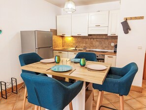 Kjøleskap, ovn, oppvaskmaskin og kjøkkenutstyr