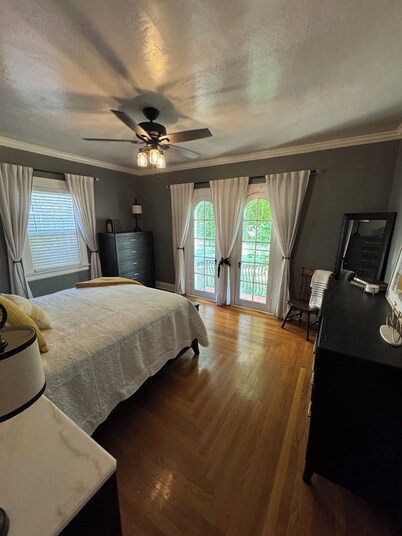 Charming 4-bedroom in Russellville Kentucky with Hot Tub