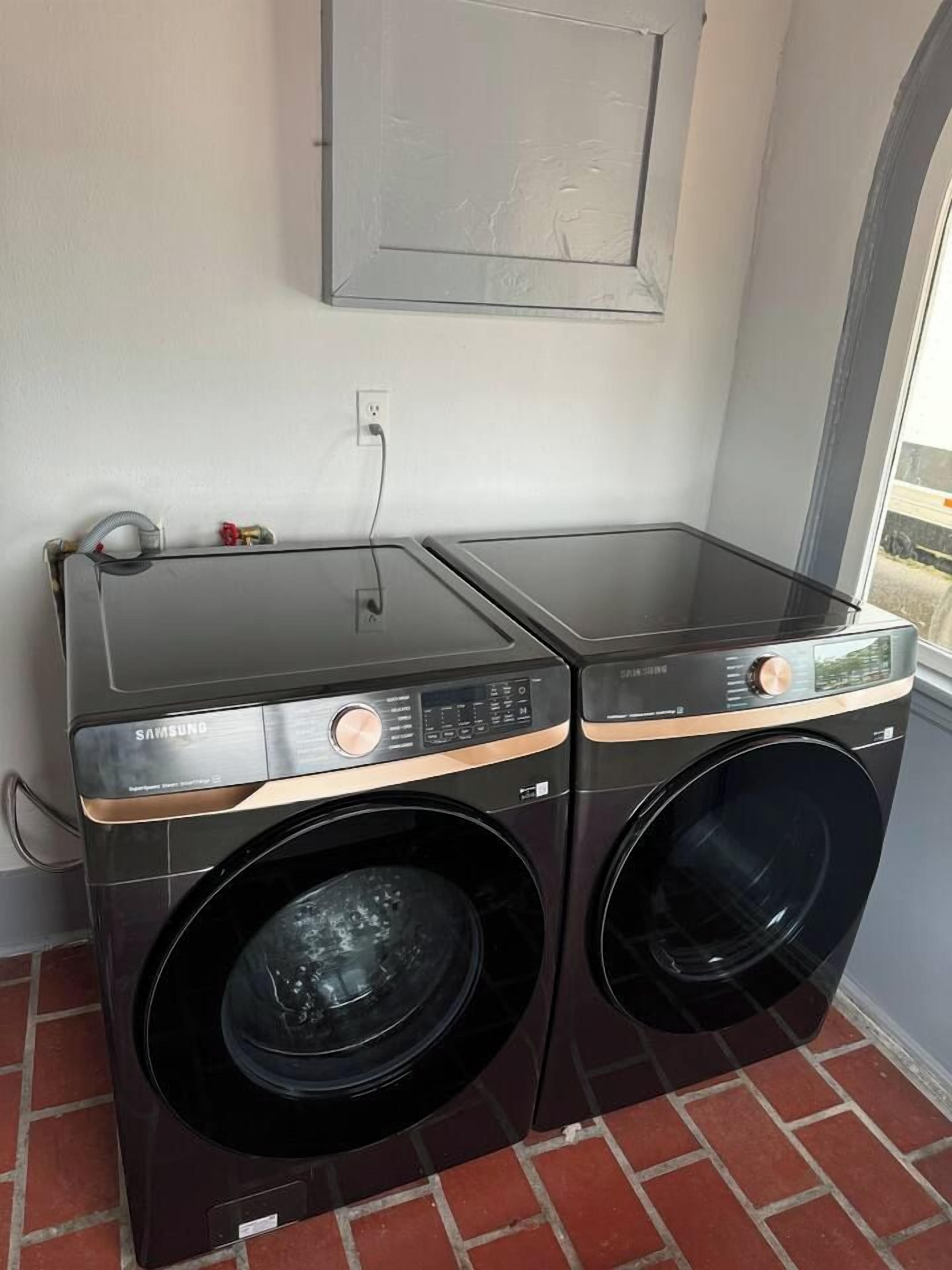 Zona de bugaderia amb dues rentadores superposades.
