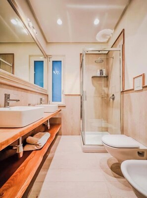 Haartrockner, Handtücher, Seife, Toilettenpapier