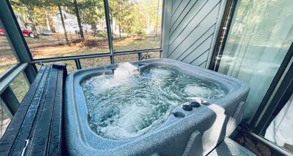 Charming 2-bedroom cottage in welcoming Houghton Lake with Hot Tub, AC, WiFi