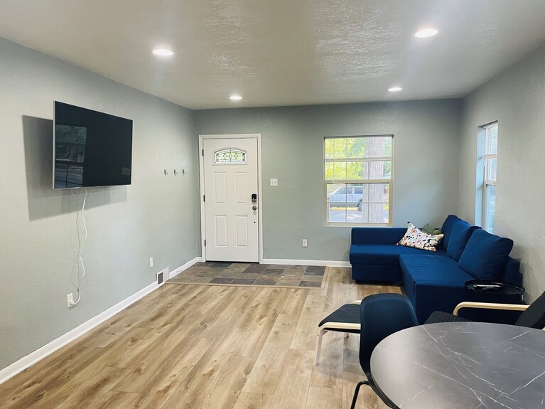 Cozy 3-bedroom House In Charming Casper With Ac, Wifi. Centrally Located! - Casper, WY