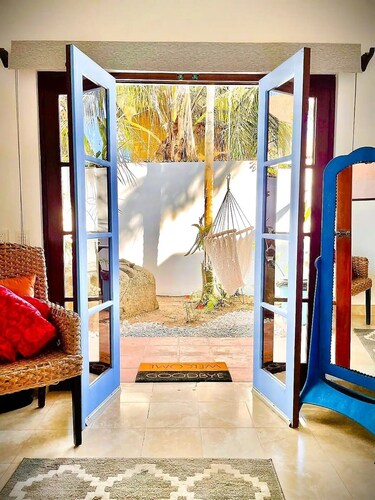 Gorgeous huge home, 3 bedrooms, pool, jungle views, 5 mins from everything