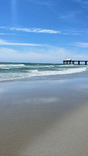 Bright & Beachy 2bd/2ba 3rd floor condo with pool. 5 min drive to the beach