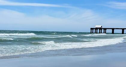Bright & Beachy 2bd/2ba 3rd floor condo with pool. 5 min drive to the beach