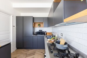 Kühlschrank, Mikrowelle, Ofen, Herdplatte