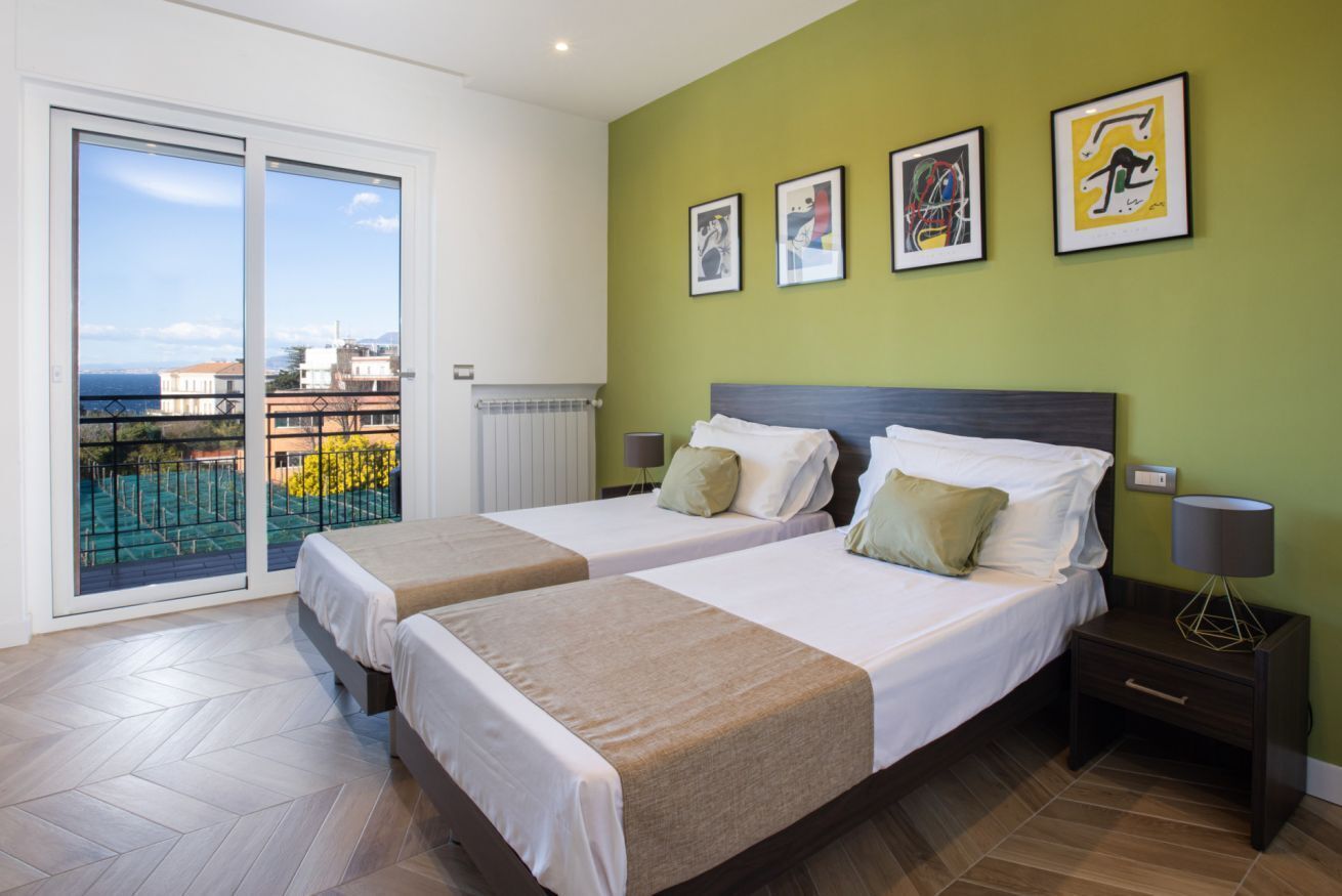 3 habitaciones, caja de seguridad en la habitación y escritorio 