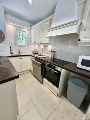 ثلاجة، ميكروويف، فرن، غسالة أطباق