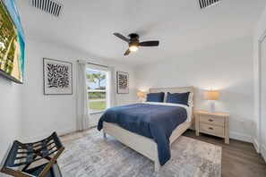 4 chambres, bureau, fer et planche à repasser, lit de bébé portatif