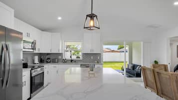 Een koelkast, een magnetron, een oven, een kookplaat