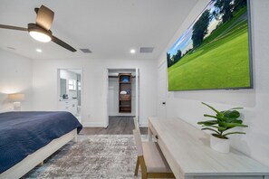 4 dormitorios, escritorio, tabla de planchar con plancha y cuna de viaje