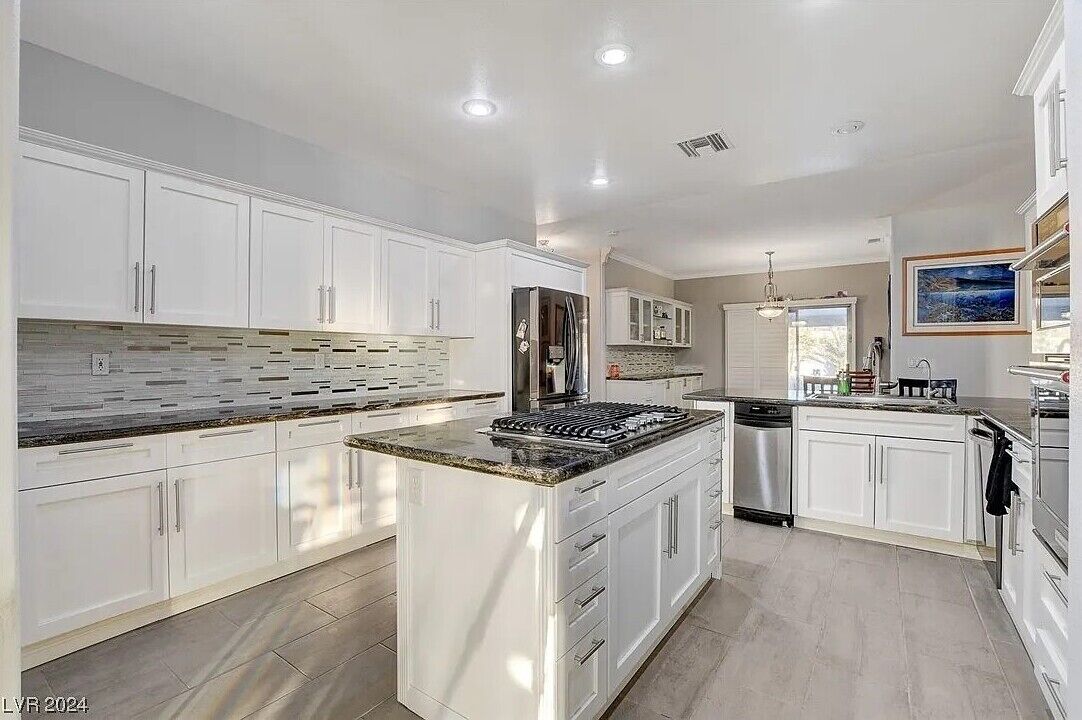 冷蔵庫、電子レンジ、オーブン、コンロ