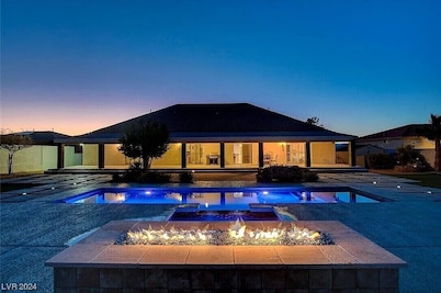 5 Themed BDs Luxury Estate w Pool, Spa & Game Room close to Las Vegas