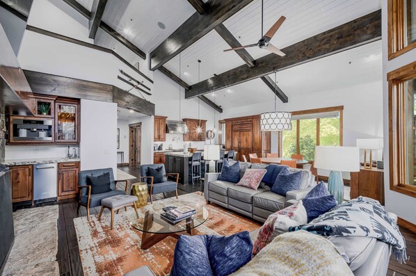 Fernseher, Kamin, Stereoanlage, Arbeitsbereiche