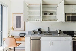 冷蔵庫、電子レンジ、オーブン、コンロ