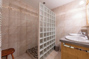 Douche, serviettes fournies