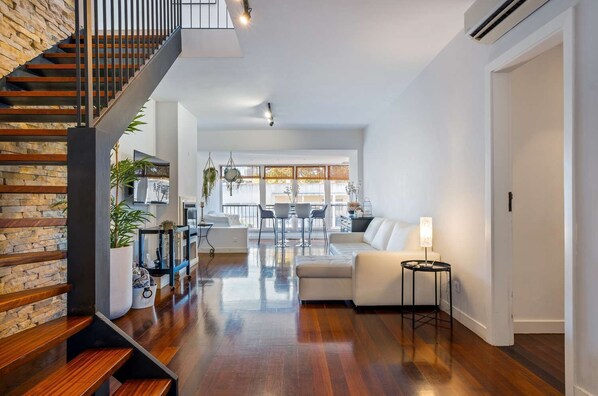 Téléviseur, bureau