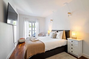 4 bedrooms, desk, iron/ironing board, WiFi