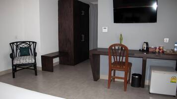 Un espacio habitable compacto con kitchenette, comedor y zona de estar.