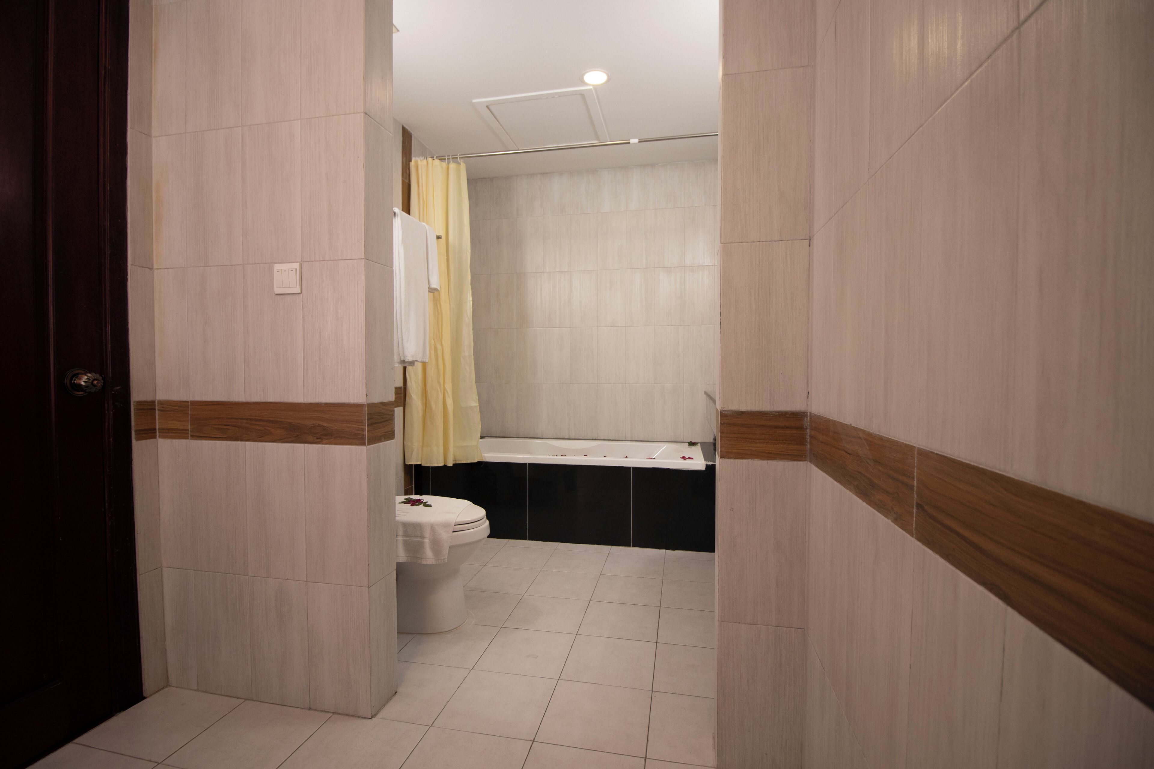 Un baño con inodoro, lavamanos y zona de ducha.