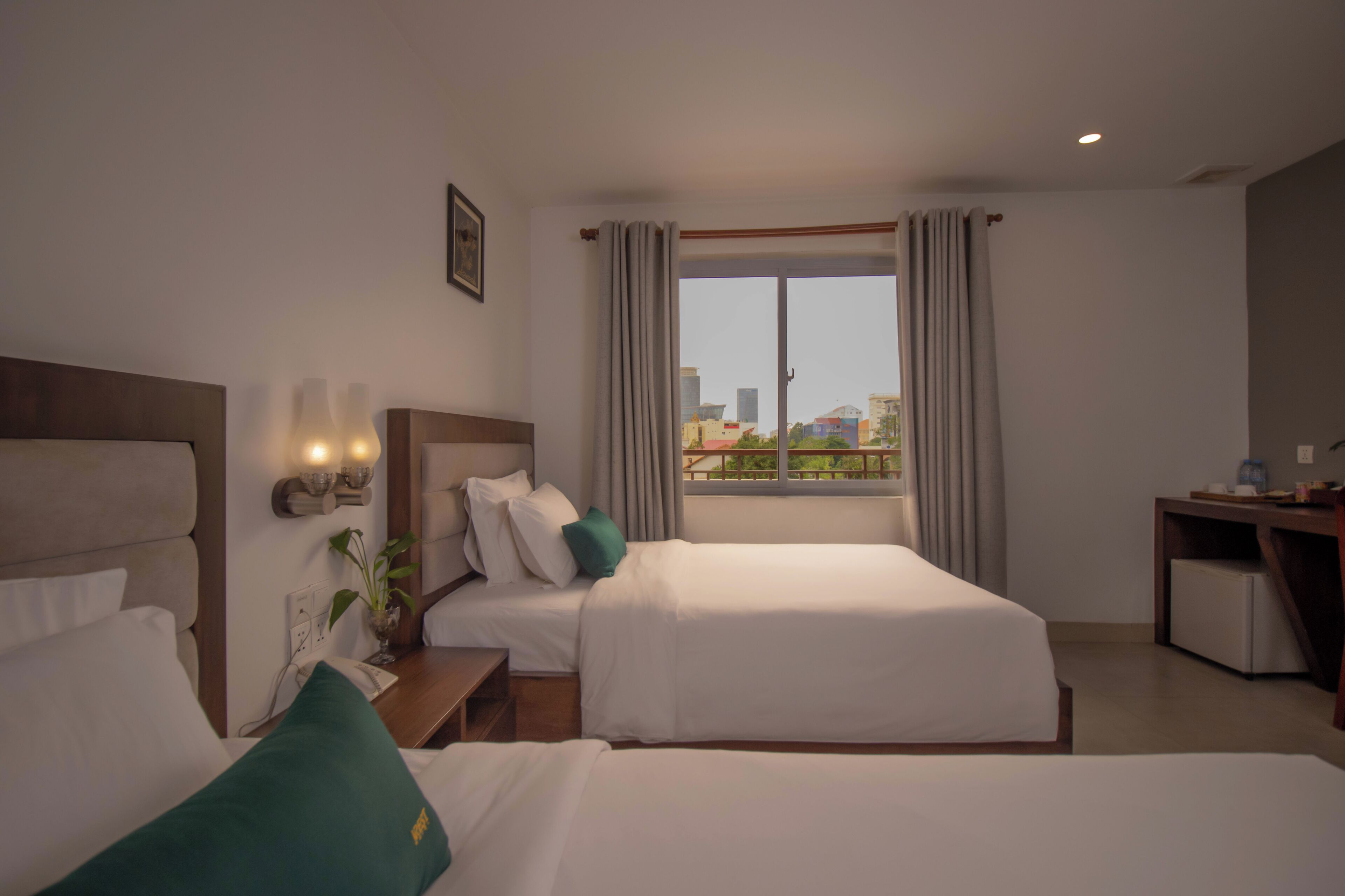 خزنة داخل الغرفة ومكتب وستائر تعتيم ومكواة/لوح كي