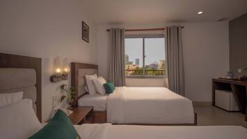 Zimmersafe, Schreibtisch, Verdunkelungsvorhänge, Bügeleisen/Bügelbrett