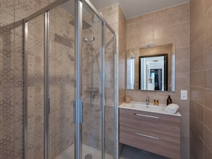 Shower, towels