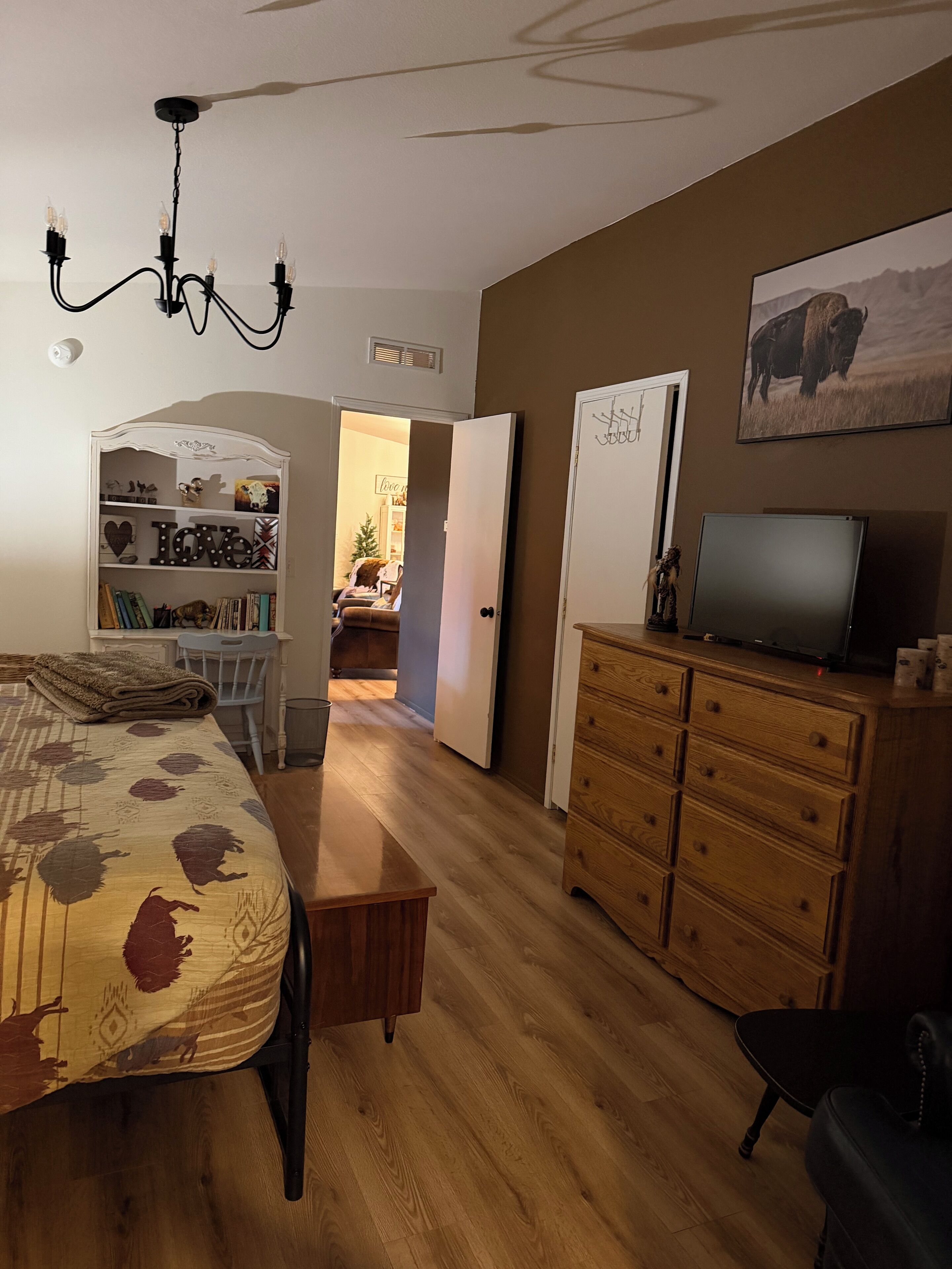 3 dormitorios, escritorio, tabla de planchar con plancha y cuna de viaje