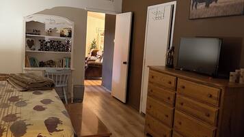 3 dormitorios, escritorio, tabla de planchar con plancha y cuna de viaje