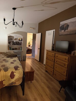 3 Schlafzimmer, Schreibtisch, Bügeleisen/Bügelbrett, Reisekinderbett