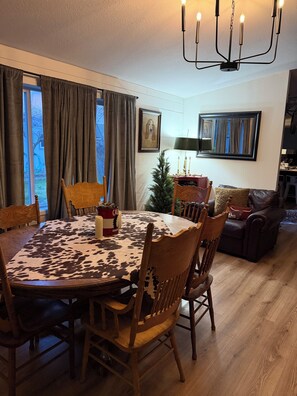 Dining - Ogden Ranch on 32 Acres - Hot Tub & Spa (Dayton)