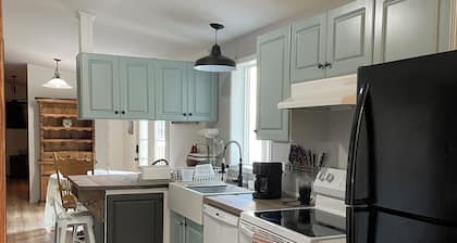 Farm stay in a 3-bedroom home near the blue mountains.