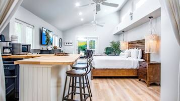 2 bedrooms, desk, iron/ironing board, WiFi