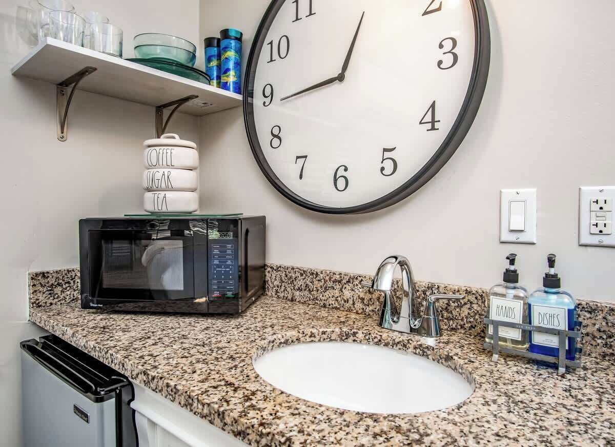 Cafetera y tetera, tostadora y utensilios de cocina 