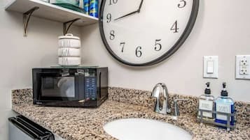 Cafetera y tetera, tostadora y utensilios de cocina