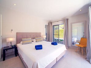 2 bedrooms, desk, iron/ironing board, WiFi