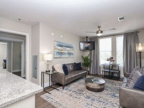 Televisión y oficina 