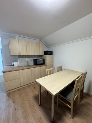 Dining - Apartment deluxe Domina, ideal for your transit, close to the border (Sânnicolau Mare)