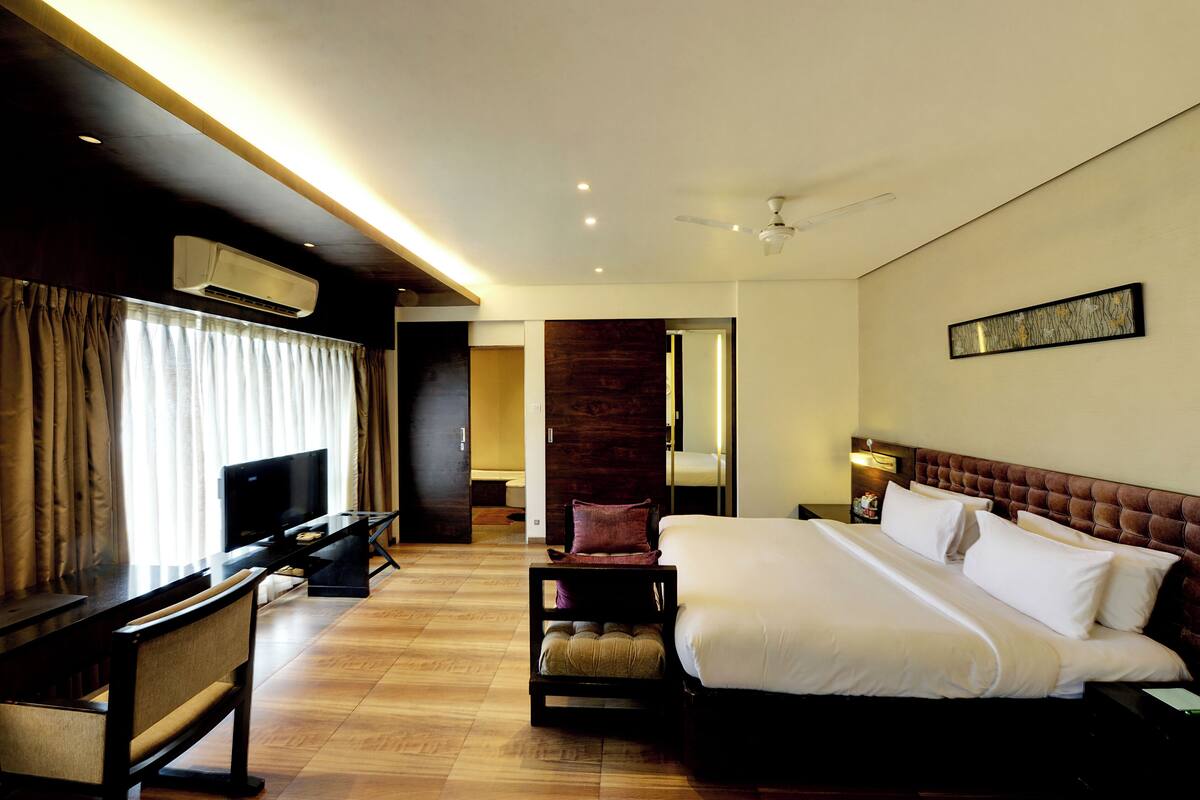 Phòng Suite dành cho gia đình, 1 giường đôi, không hút thuốc, phòng tắm riêng | Bàn, khu vực làm việc phù hợp cho laptop, màn/rèm cản sáng 