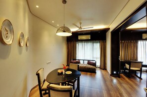 Family Suite, 1 Double Bed, Non Smoking, Private Bathroom | In-room dining
