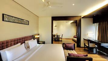 Suite Keluarga, 1 Tempat Tidur Double, Bebas Asap Rokok, kamar mandi pribadi | Meja kerja, ruang kerja ramah laptop, dan tirai kedap cahaya