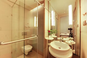 Economy-Doppel- oder -Zweibettzimmer, Raucher, Stadtblick | Waschbecken im Bad