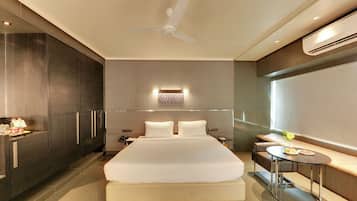 Club Double Room | Desk, laptop workspace, blackout drapes, soundproofing